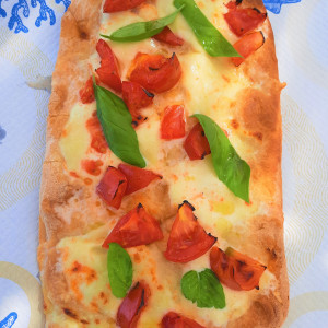 Pizza alla Pomodoro Mozzarella e basilico