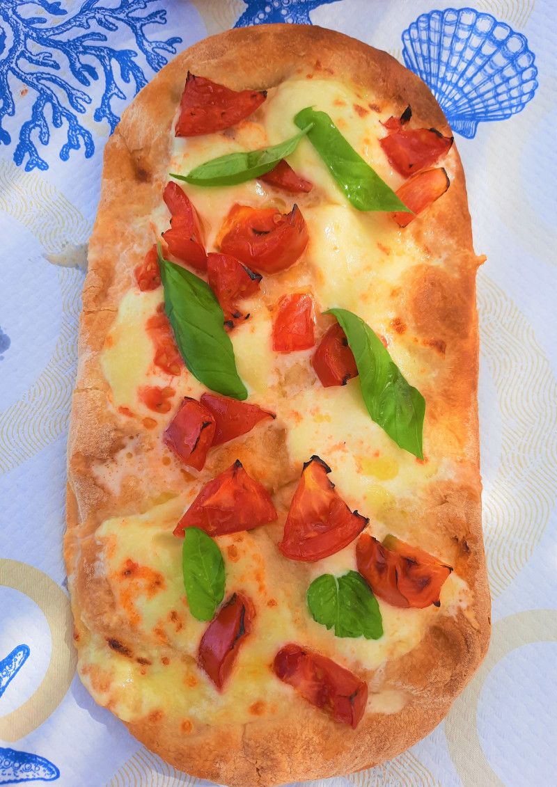 Pizza alla Pomodoro Mozzarella e basilico