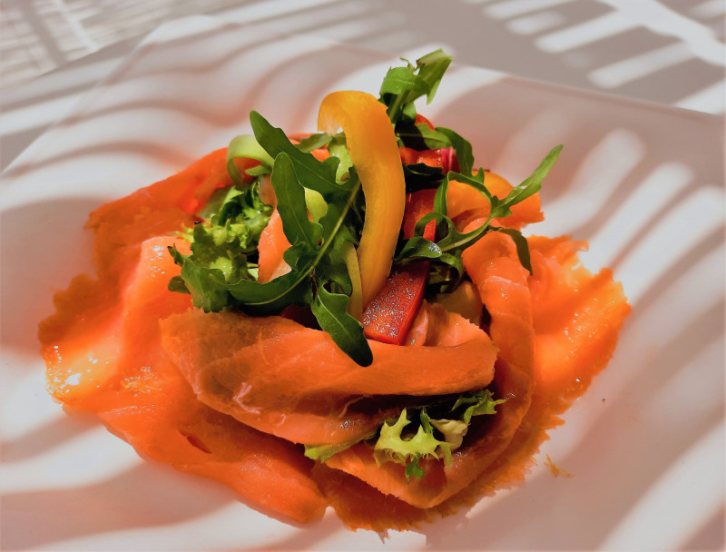 Carpaccio di salmone con Cruditè di verdure