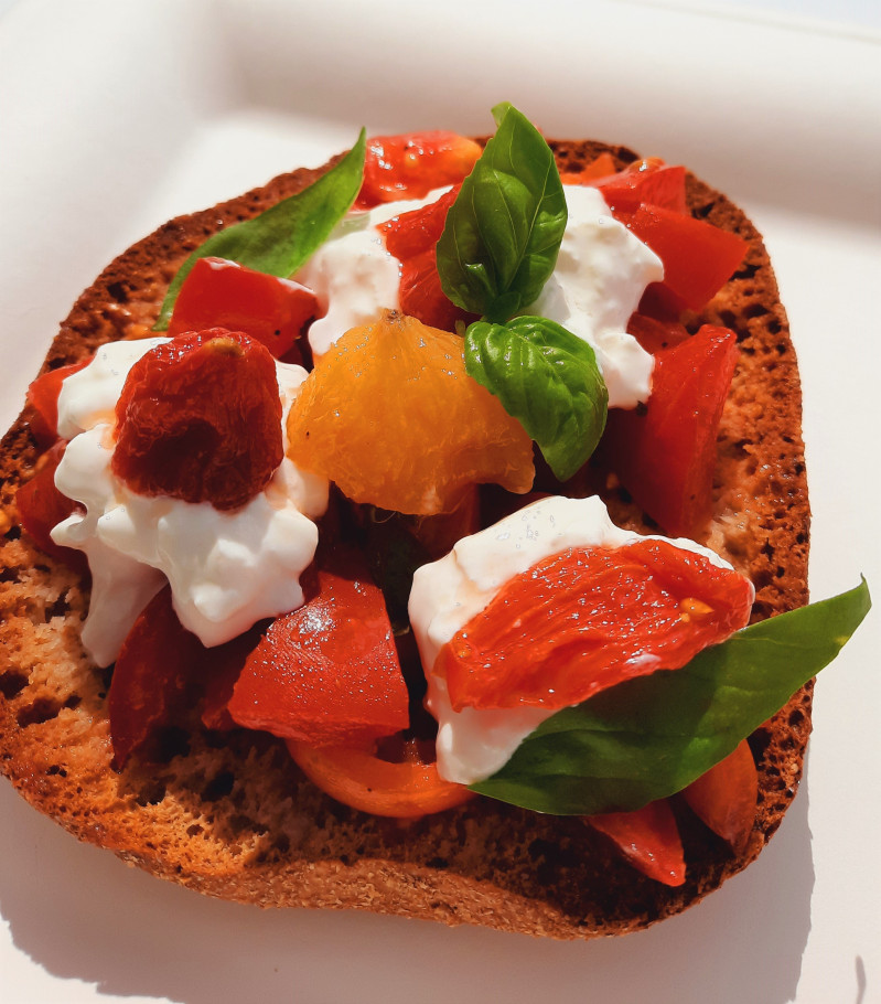 Frisella con Stracciatella ai tre Pomodori