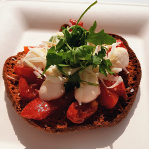 Frisella con Mozzarella, Pomodoro fresco, Cacio e Rucola