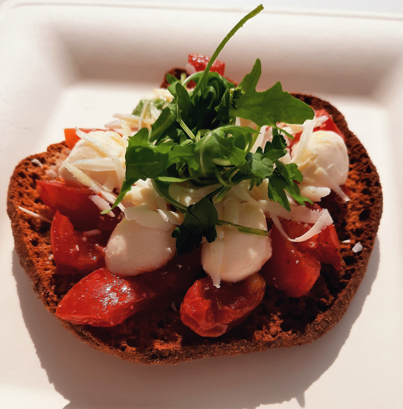 Frisella con Mozzarella, Pomodoro fresco, Cacio e Rucola