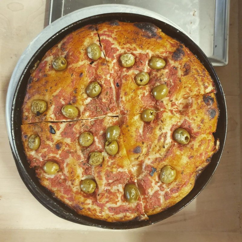 Pizza in teglia rossa con le olive - 450 gr ca